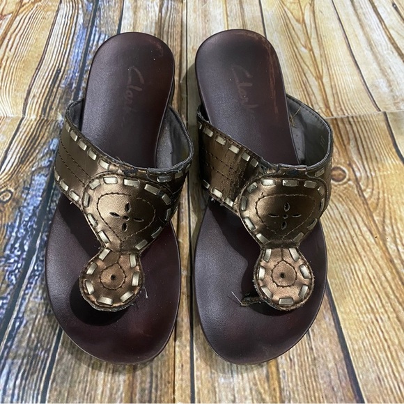 Clarks Leather Slip On Thong Toe Comfort Sandals Size 8M - Picture 1 of 2